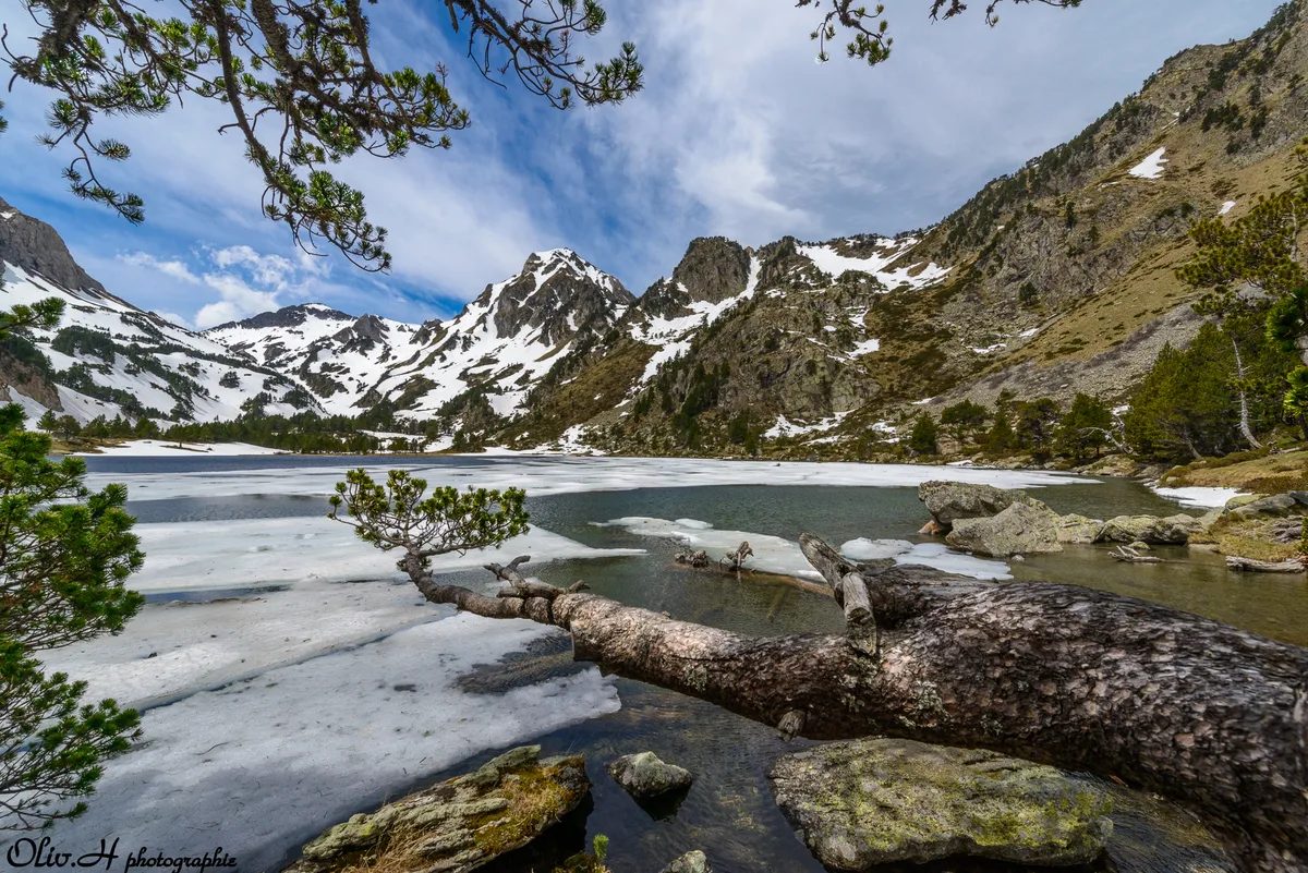 Sentier de randonnée et montagnes des Pyrénées à Mérens-les-Vals (Ariège)